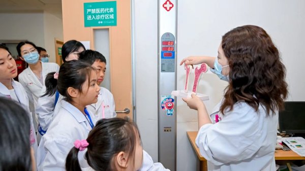 华泰优配 治疗骨质疏松，可能影响牙齿？上海六院青少年开放日强调“齿骨同护”
